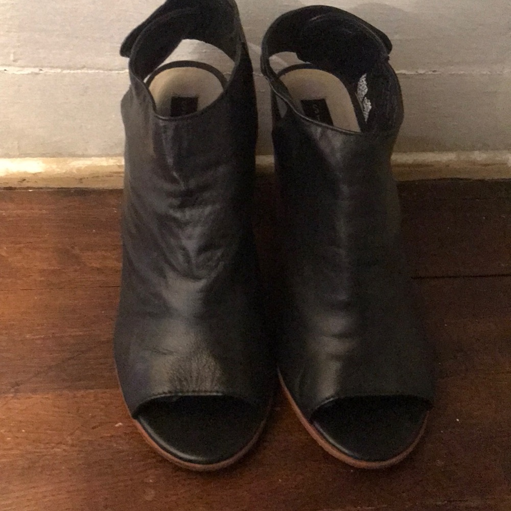 🎁 NEW STEVE by Steve Madden wood heel shoes.